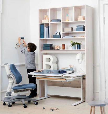 Schreibtische und Stühle